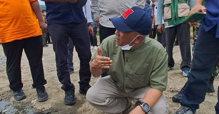 Hilangkan Bau Di TPA Cikolotok, Pemkab Purwakarta Gelorakan Aksi Relawan Saka